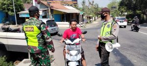 SOSIALISASIKAN PENGGUNAAN MASKER DI AKSES MASUK LOKASI TMMD SOSIALISASIKAN PENGGUNAAN MASKER DI AKSES MASUK LOKASI TMMD