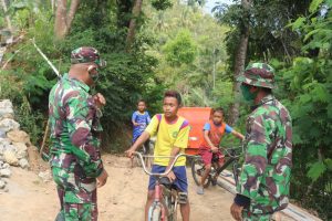 KEDEKATAN SATGAS TMMD DEGAN ANAK DESA SEDAYU KEDEKATAN SATGAS TMMD DEGAN ANAK DESA SEDAYU