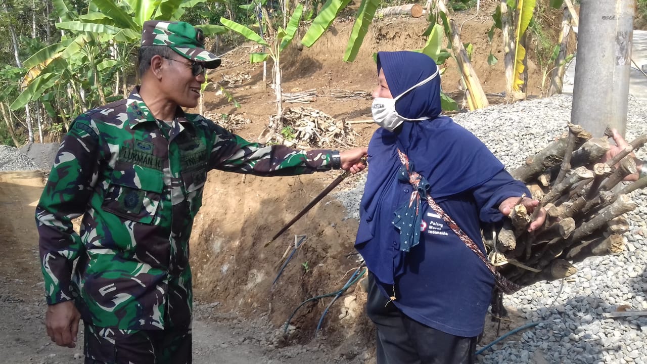 KEDEKATAN DANSATGAS TMMD KODIM PURWOREJO DENGAN IBU IBU DI LOKASI TMMD