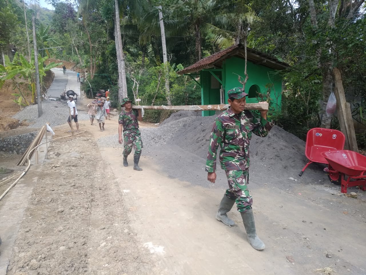 SATGAS TMMD PINDAHKAN KAYU BEGESTING PENGECORAN JALAN