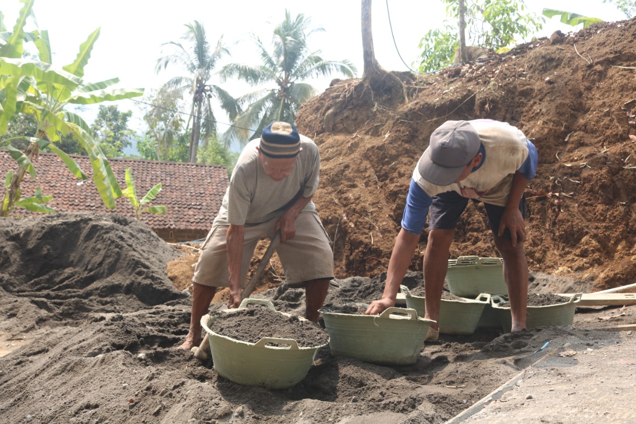 SEMANGAT DENAN KAKEK 74 TAHUN BANTU SATGAS TMMD KODIM PURWOREJO