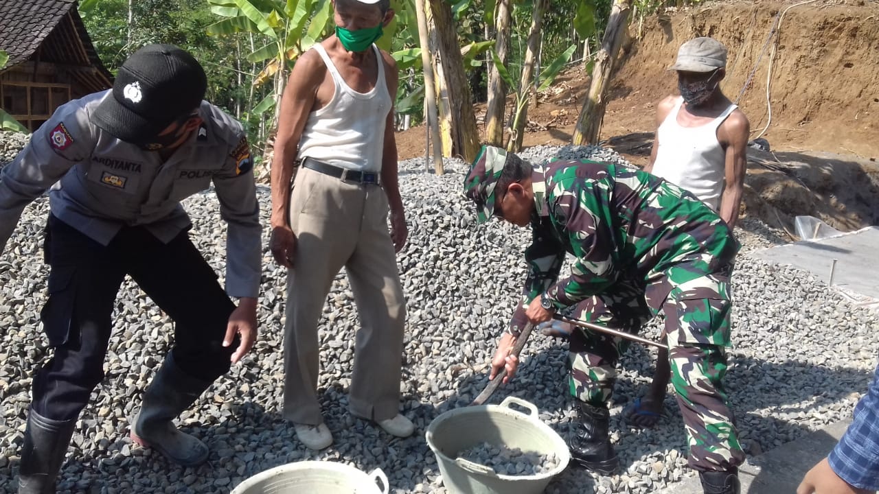DANSATGAS TMMD KODIM 0708 PURWOREJO TERJUN BANTU PENGERJAAN SASARAN FISIK