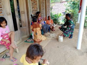 TNI Tetap Komsos Di Sela Padatnya Kegiatan Pra TMMD