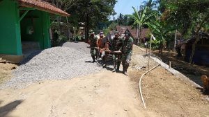 Dengan Tenaga Ekstra Satgas TMMD Kodim Purworejo Pindahkan Molen