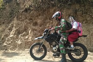 Sikap Humanis, Dekatkan Satgas Pra-TMMD Dengan Anak Sekolah