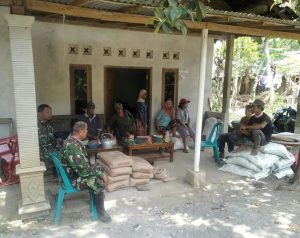 SUASANA KEAKRABAN ANTARA SATGAS TMMD KODIM PURWOREJO DI SELA ISTIRAHAT