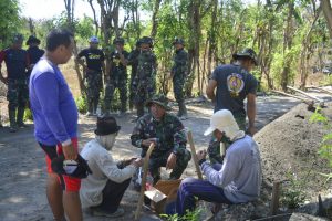 Guyub Rukun Anggota Satgas TMMD dan Warga Kian Mesra Guyub Rukun Anggota Satgas TMMD dan Warga Kian Mesra