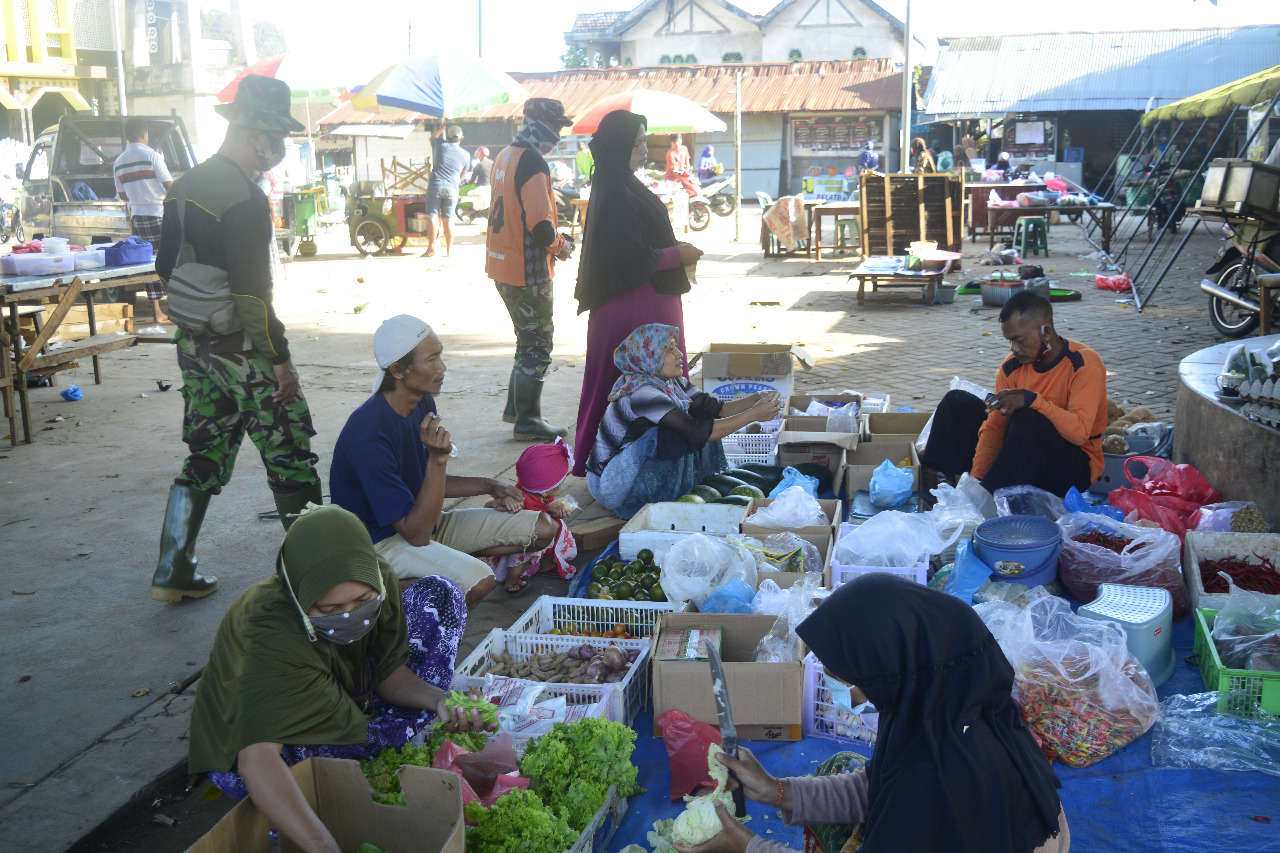 Pasar Dadakan di Area Poskotis TMMD, Berkah Buat Warga