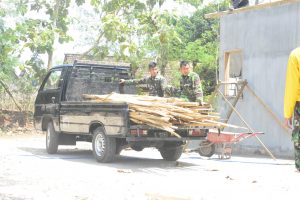Kayu Berkualitas Mulai di Drop untuk Pembangunan RTLH Kayu Berkualitas Mulai di Drop untuk Pembangunan RTLH