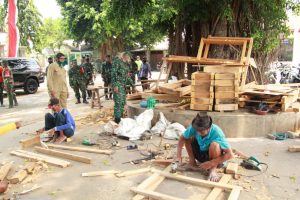 Dansatgas TMMD Tinjau Tukang Kayu dan Pengrajin Kayu Dansatgas TMMD Tinjau Tukang Kayu dan Pengrajin Kayu