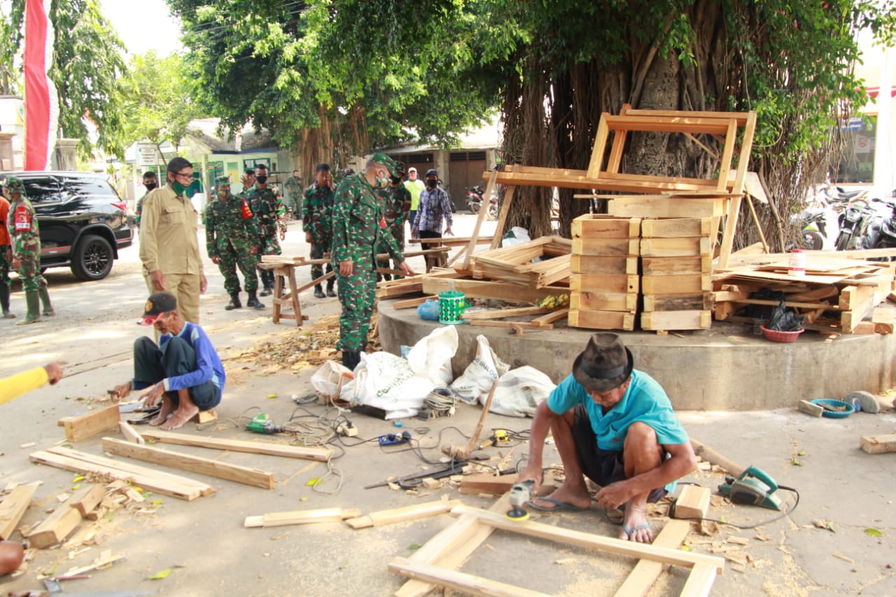 Dansatgas TMMD Tinjau Tukang Kayu dan Pengrajin Kayu
