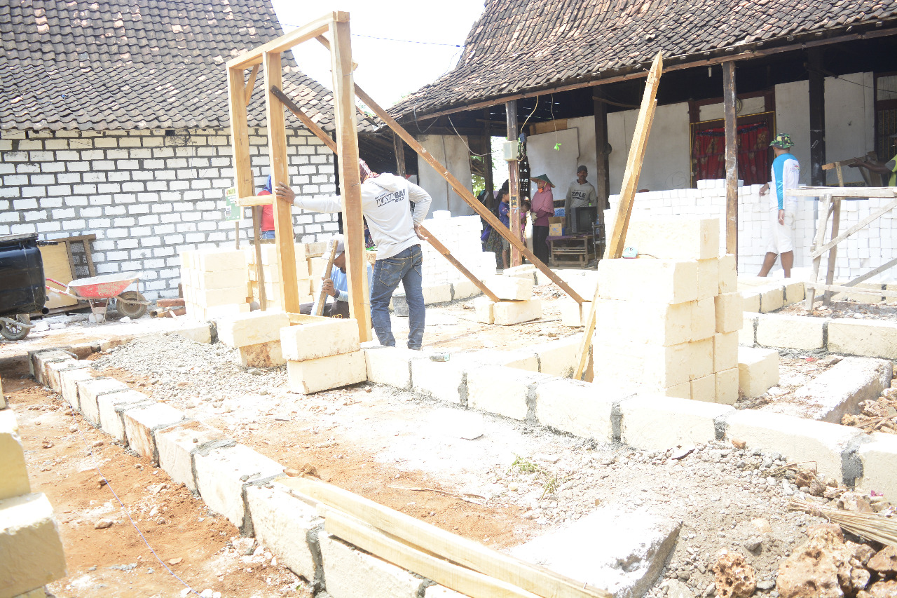 Depan Rumah Karno Sudah Disiapkan Hebel