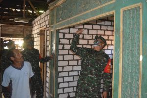 Dansatgas TMMD ke-109 kodim 0812 lamongan Sapa dan Berinterksi dengan Warga Desa tebluru