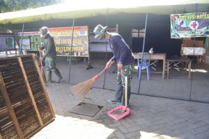 Tetap Jaga Kebersihan, Anggota Satgas Bersihkan Kotis TMMD 109