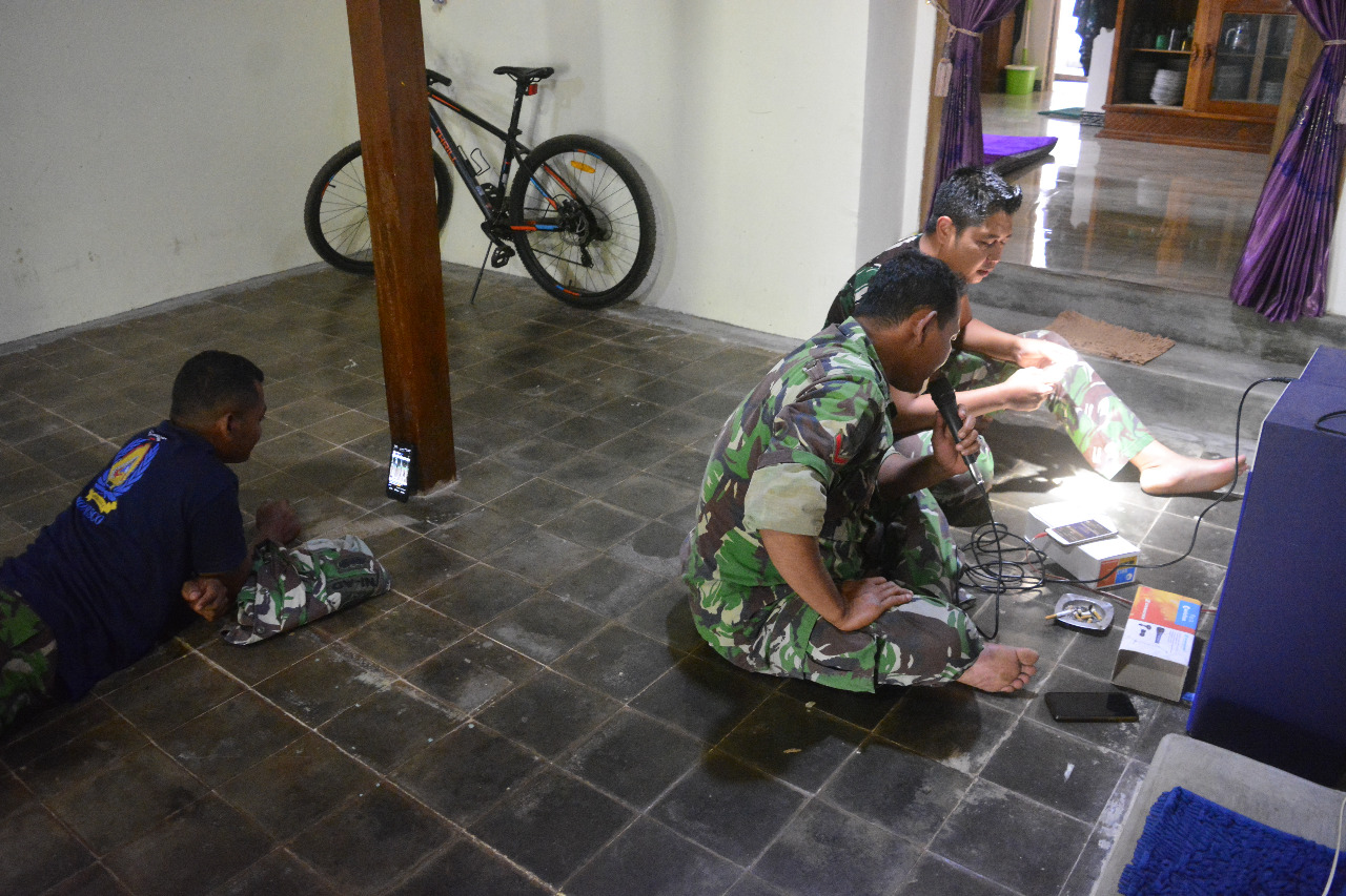 Cara Ampuh Satgas TMMD Kodim 0812 lamongan Lepas Penat di kala istirahat