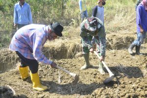 Usia renta tak jadi penghalang bagi pak semo di lokasi TMMD yang Tetap Perkasa demi Memajukan Desanya Usia renta tak jadi penghalang bagi pak semo di lokasi TMMD yang Tetap Perkasa demi Memajukan Desanya