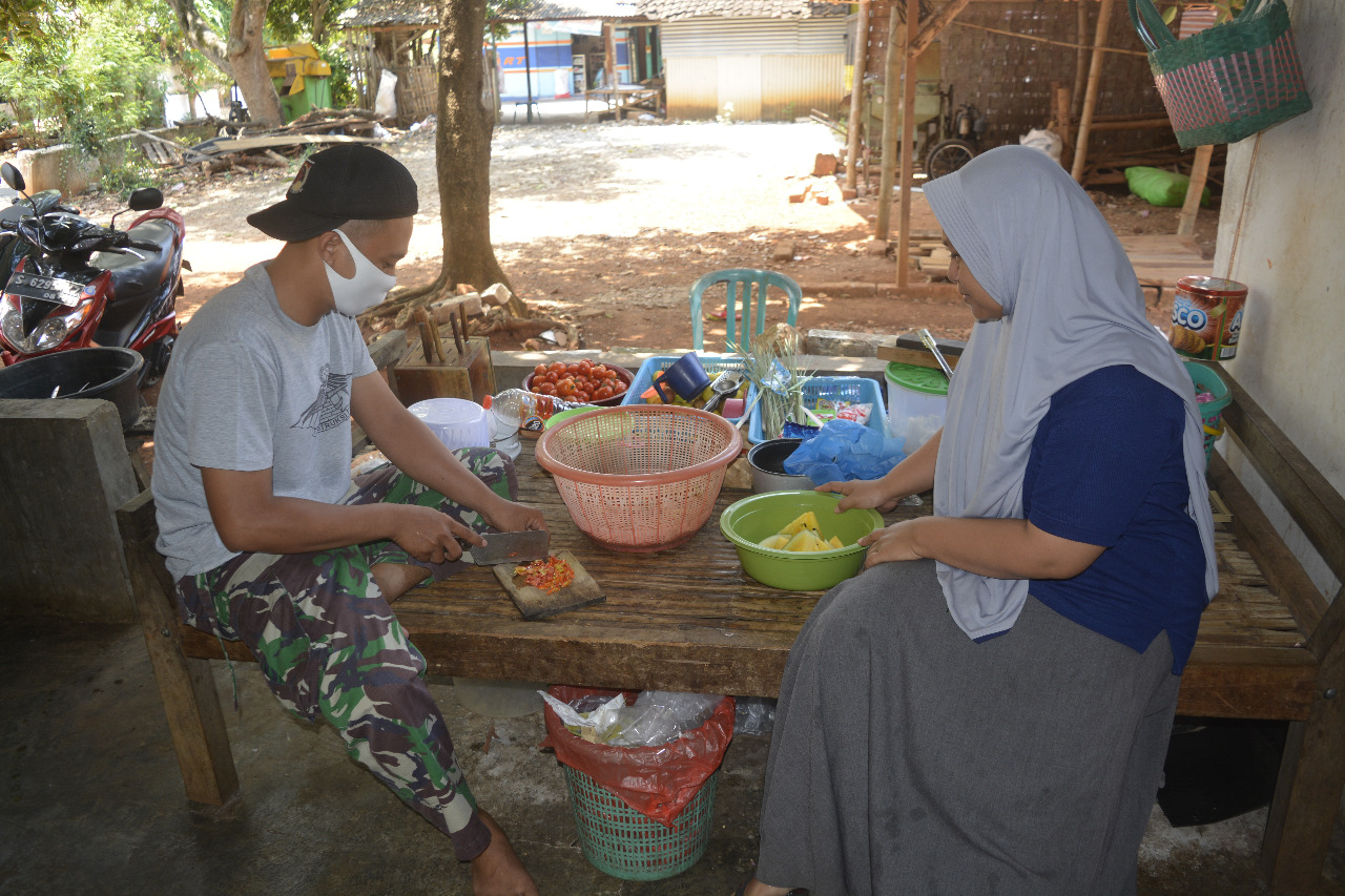 Anggota Satgas bantu Ibu Bikin Adonan Masakan