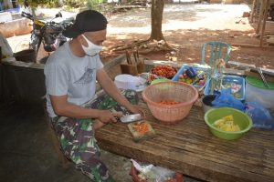 Satgas TMMD Bantu Masak DiDapur Satgas TMMD Bantu Masak DiDapur