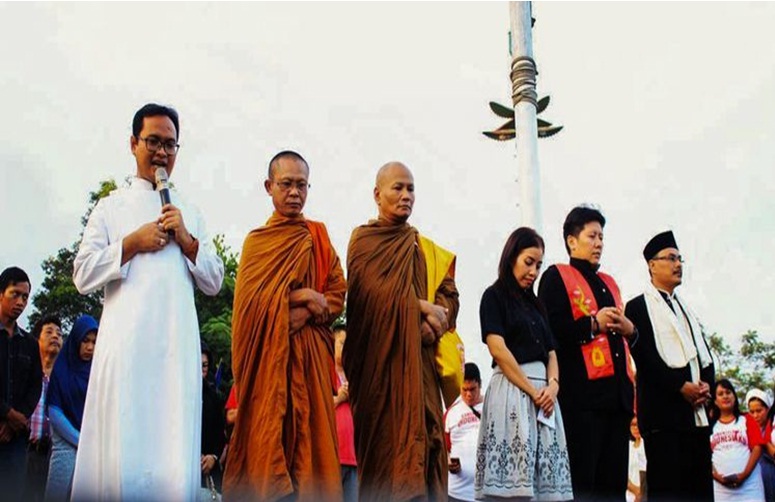 Tokoh lintas agama menggelar doa bersama di Alun-alun Purwokerto, Banyumas, Jawa Tengah, beberapa waktu lalu.(KOMPAS.com/Iqbal Fahmi)