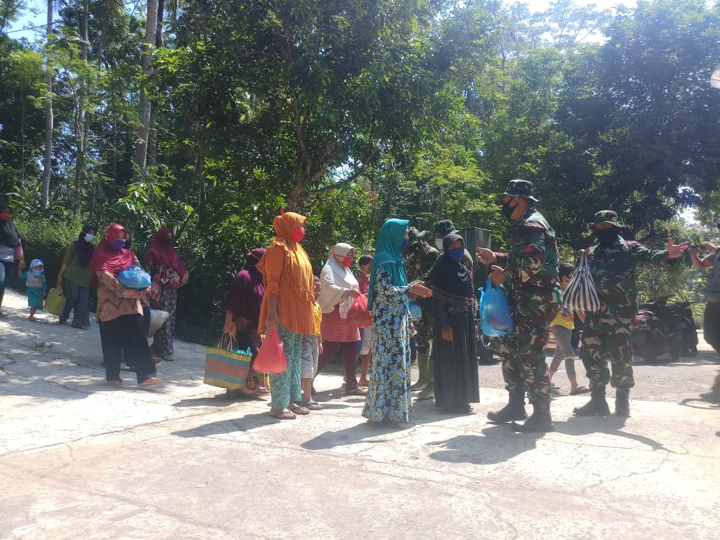 Warga Bantu Di Tenda Dapur Umum Satgas TMMD 109
