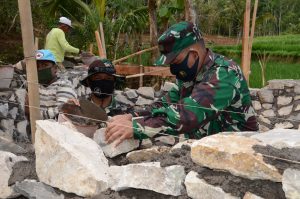 Dandim Rela Jadi Tukang Batu di Gelaran TMMD 109
