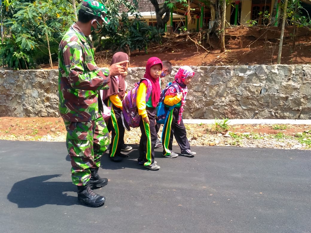 Akhir Dari TMMD Reg 109 Karanganyar Babinsa Tetap Jalin Kebersamaan Dengan Anak-anak