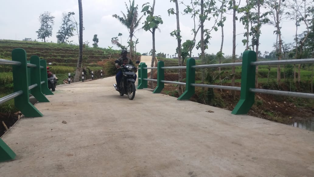 Bersama Warga Menikmati Jalan Bakti Juang Karya TMMD Reg 109 Karanganyar