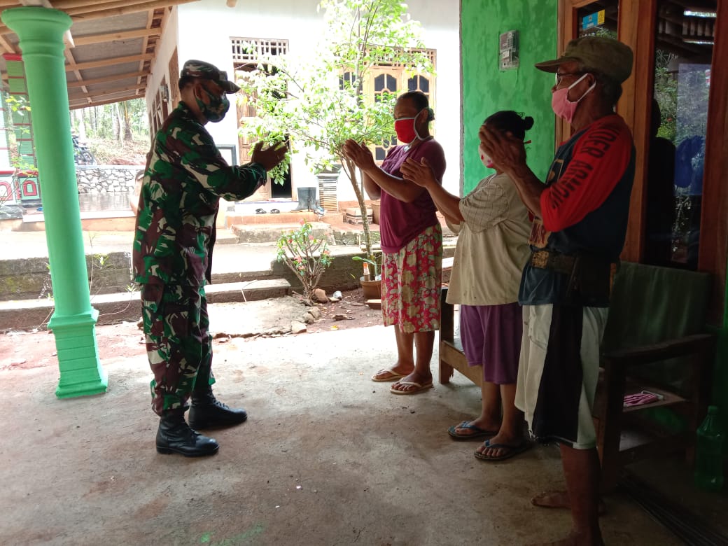 Dari Rumah ke Rumah Satgas TMMD Undur Diri Kepada Beberapa Warga Jatiwarno