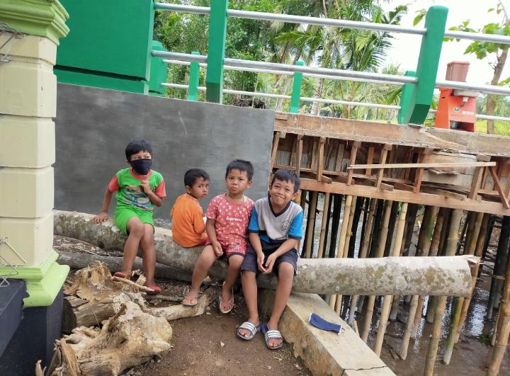 Wajah Imut Di Jembatan Sonosari Wujud Kebahagian Anak-Anak Jatiwarno