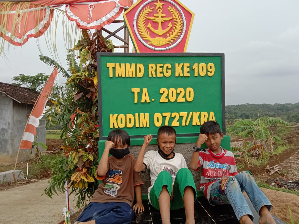 Tugu TMMD Reg 109 Kodim 0727/Kra Menjadi Tempat Aksi Anak-Anak