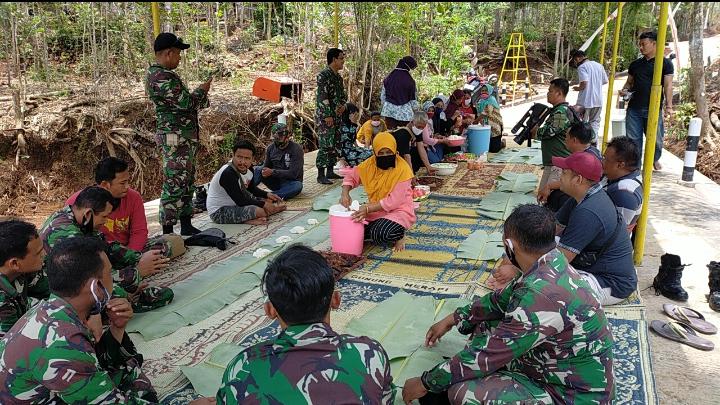 Bentuk Ungkapan Terima Kasih Ibu-Ibu Jatiwarno Kepada Satgas TMMD 109 Karanganyar
