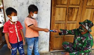 Bangun Kedekatan, Sertu Budi Bagikan Es Krim Kepada Anak-anak