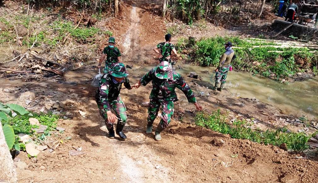 Medan Ekstrim, Angkong Terpaksa Ditarik Dengan Tali