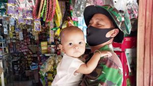 Lepaskan Rindu Keluarga,Satgas TMMD Gendong Balita