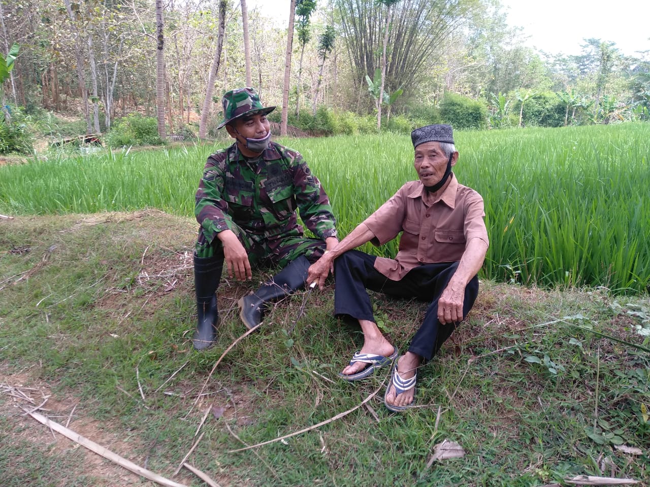 Sapa Warga Di Pematang Sawah