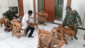 Furnitur dari akar yang mempunyai nilai seni dan harga jual yang tinggi