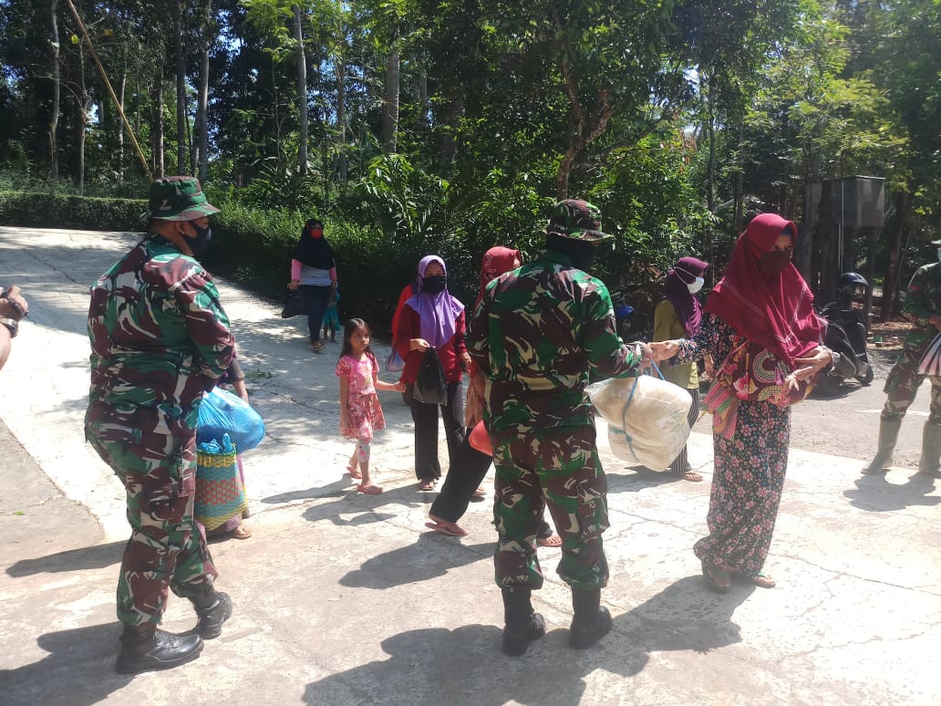 Diiringi Doa keluarga berangkat menuju TMMD Reg 109 Kodim Karanganyar