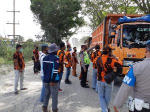 Kapolsek Tapung Bersama Pemuda Pancasila Bagikan 2000 Masker Dalam Rangka Ops Zebra 2020 Kapolsek Tapung Bersama Pemuda Pancasila Bagikan 2000 Masker Dalam Rangka Ops Zebra 2020