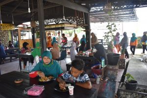Polres Kampar Gelar Jumat Barokah, Ajak Petugas Kebersihan, Tukang Becak dan Tukang Parkir Makan Siang. Polres Kampar Gelar Jumat Barokah, Ajak Petugas Kebersihan, Tukang Becak dan Tukang Parkir Makan Siang.