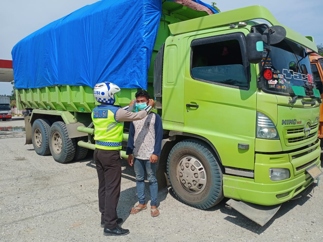 Tim Pos Lantas Pangkalan Lesung Resort Pelalawan Bagikan Masker dan Srtiker Keselamatan Secara Gratis