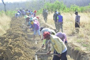 Pak Imron Padatkan Tanah Saluran Irigasi Pak Imron Padatkan Tanah Saluran Irigasi