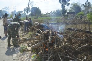 Satgas Tmmd Ke 109 Gotong Royong Bersama Warga Bersihkan Kayu Sisa Pengerukan Normalisasi Air Satgas Tmmd Ke 109 Gotong Royong Bersama Warga Bersihkan Kayu Sisa Pengerukan Normalisasi Air