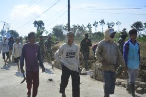 Warga Berbodong-bondong Ke Lokasi TMMD Warga Berbodong-bondong Ke Lokasi TMMD