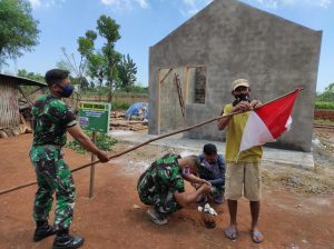 Hari Kesaktian Pancasila, Anggota TNI dan Masyarakat Kibarkan Bendera Merah Putih Hari Kesaktian Pancasila, Anggota TNI dan Masyarakat Kibarkan Bendera Merah Putih