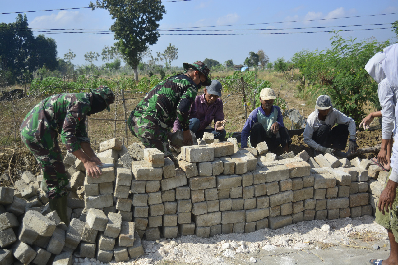 Masyarakat dan Satgas TMMD ke-109 Bahu Bersihkan Sisa Paving Jalan