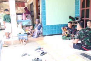 Berbekal Gitar, Satgas Hibur Warga Berbekal Gitar, Satgas Hibur Warga