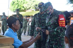 Satgas TMMD 109 Bagikan Masker Kepada Warga Satgas TMMD 109 Bagikan Masker Kepada Warga