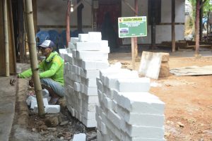 Kejar Target, Anggota Satgas TMMD ke 109 Kebut Kerjakan RUTILAHU Kejar Target, Anggota Satgas TMMD ke 109 Kebut Kerjakan RUTILAHU
