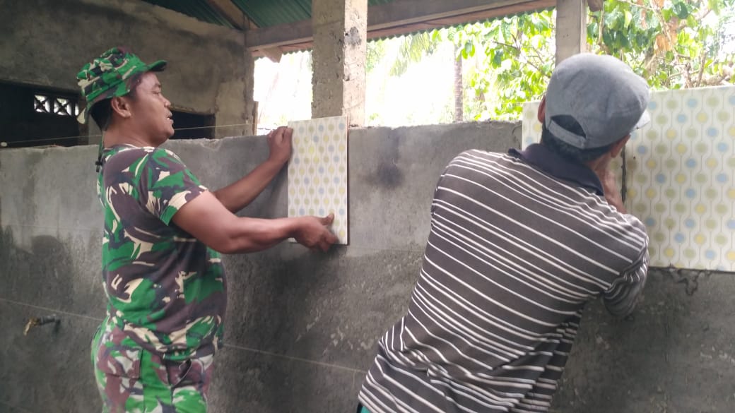 Satgas TMMD Mulai Pasang Keramik Dinding Tempat Wudhu dan MCK Masjid Tiban
