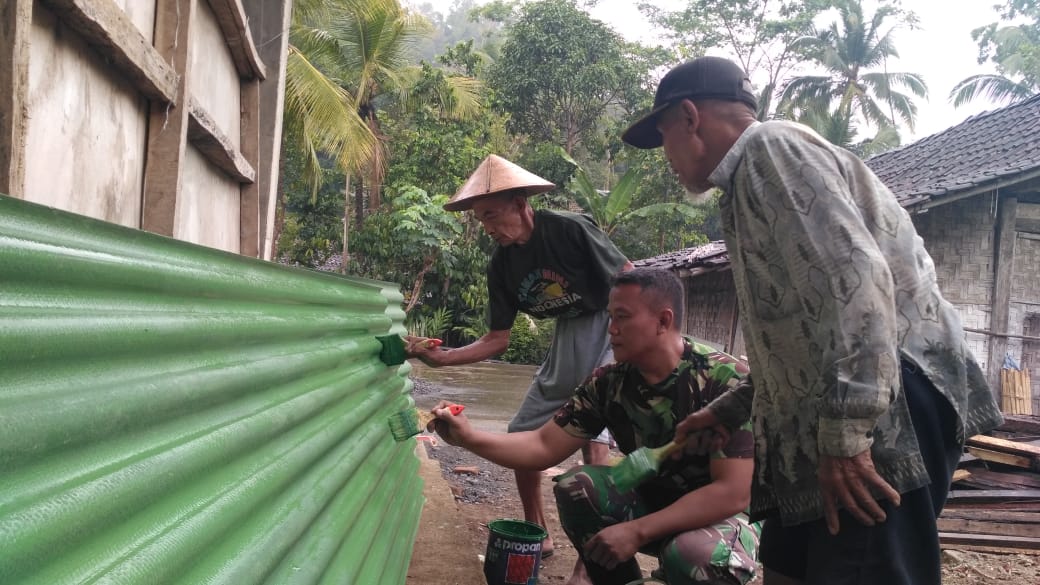 Selesaikan Pengerjaan Atap Tempat Wudhu dan MCK, Satgas Kebut Pengecatan Asbes.